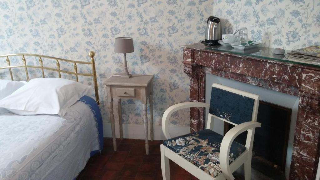 Le Chateau De La Brosse Bed and Breakfast Brinay  Rum bild
